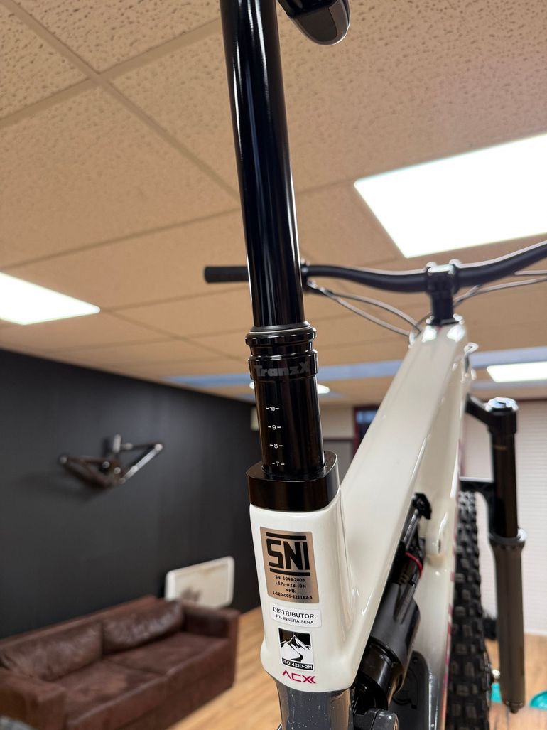 Used Polygon Collosus Shimano SLX 2026 Mountainbike, Light Gray — image 11 of 12