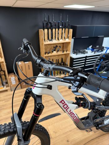 Used Polygon Collosus Shimano SLX 2026 Mountainbike, Light Gray — image 8 of 12