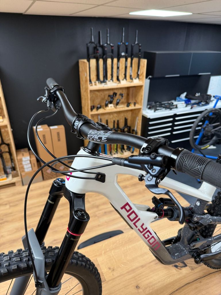 Used Polygon Collosus Shimano SLX 2026 Mountainbike, Light Gray — image 8 of 12