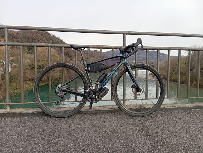 Used Giant Revolt Advanced 2 2022 2022 Road & Gravel, Blue — image 1 of 3