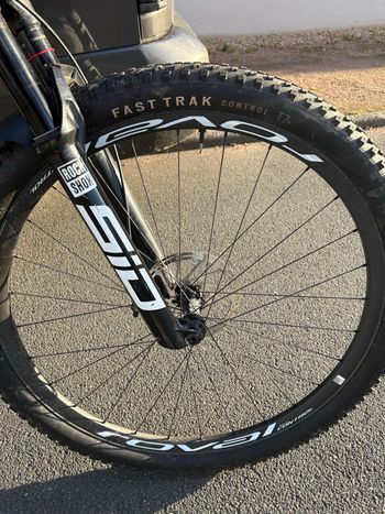 Used Specialized Epic 8 Expert 2025 2025 Mountainbike, Light Gray, 29 — image 2 of 7