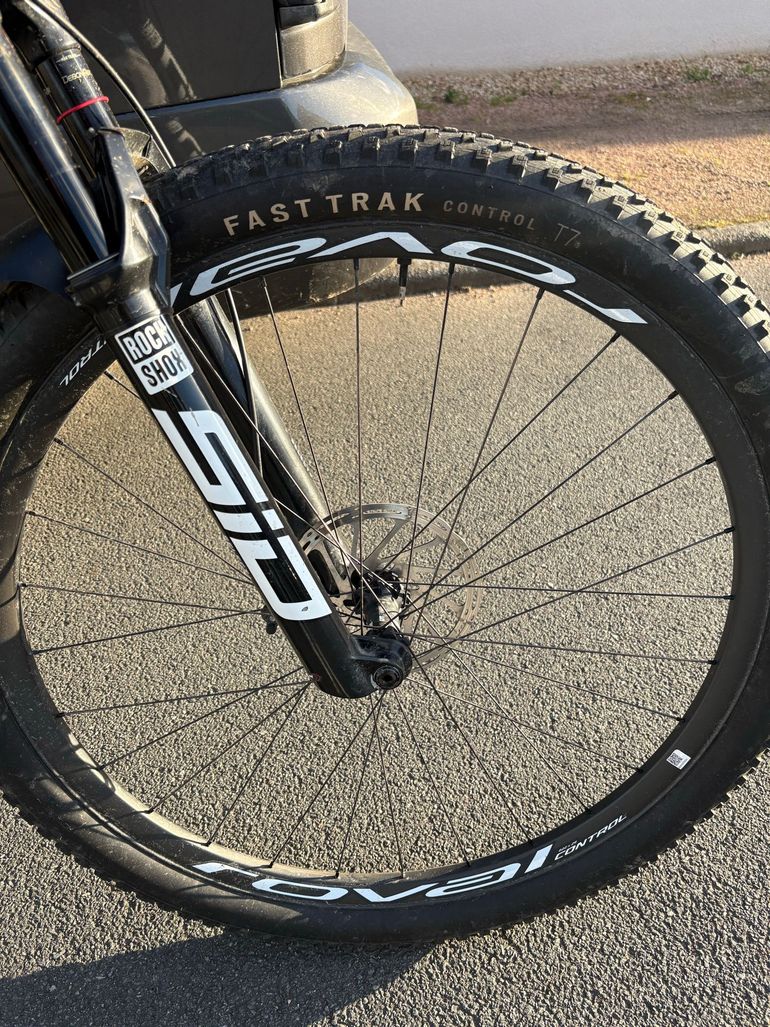 Used Specialized Epic 8 Expert 2025 2025 Mountainbike, Light Gray, 29 — image 2 of 7