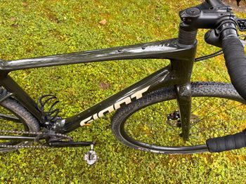 Used Giant Revolt, Advanced 1 2022 2022 Road & Gravel, Green — image 2 of 2