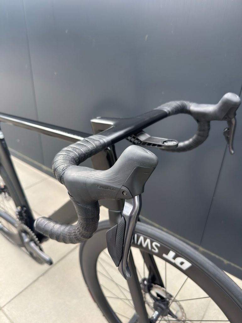 Used Canyon Aeroad CF SLX 8 Di2 2023 2023 Road & Gravel, Black — image 8 of 10