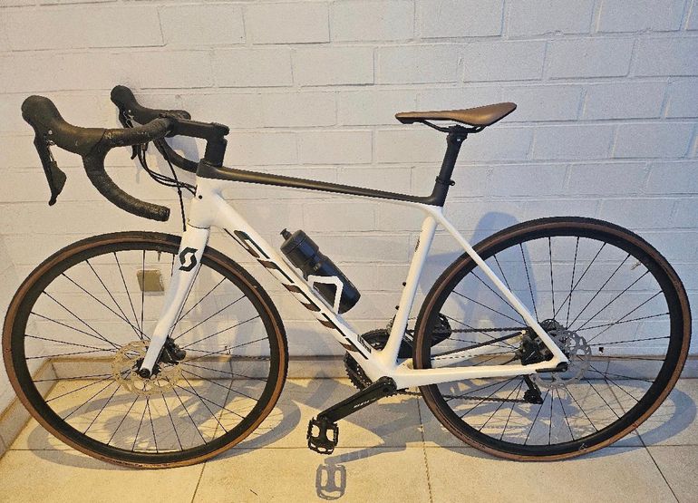 Used Scott Addict 20 disc 2021 2021 Road & Gravel, White — image 1 of 3