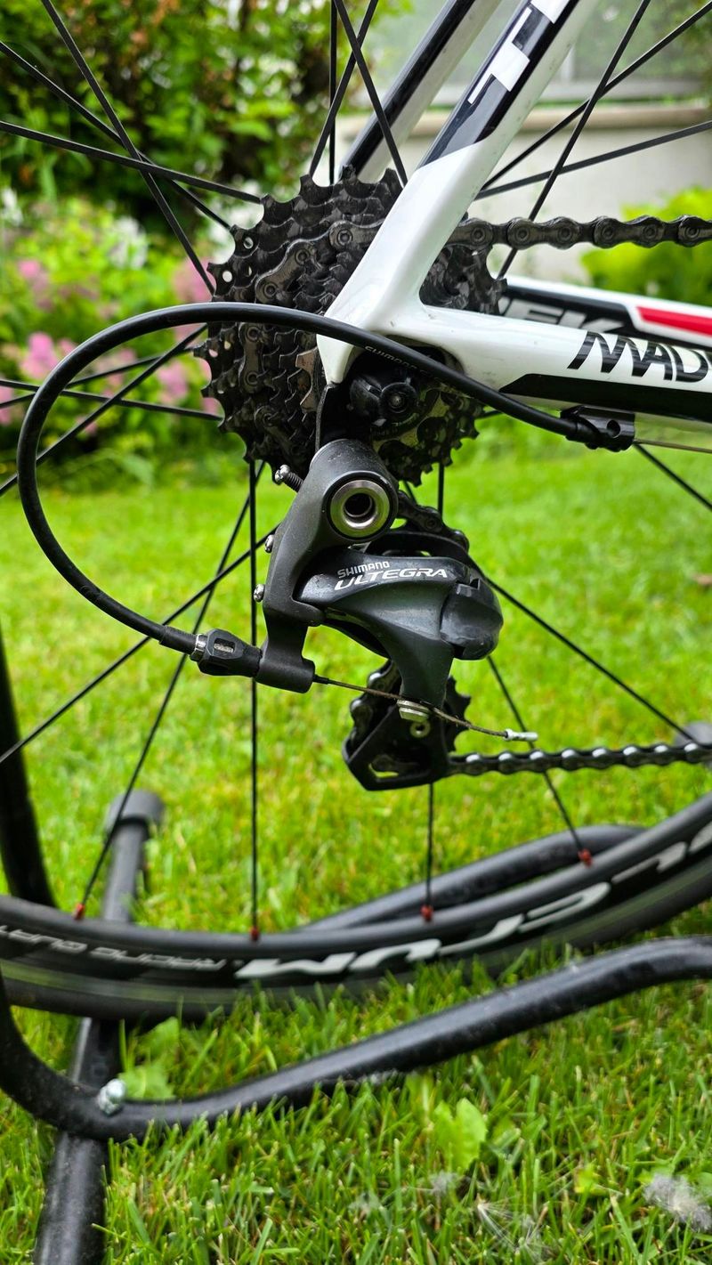 Used Trek Madone 4.7 H2 (Compact) 2012 2012 Road & Gravel, White — image 7 of 20