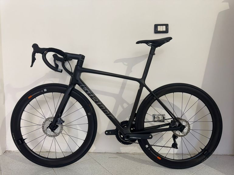 Used Giant TCR 0 Advanced SL Disc Di2 2022 Road & Gravel, Black — image 2 of 17