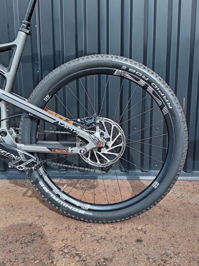 Used YT Industries CF SRAM X01 2018 Mountainbike, Light Gray — image 4 of 25