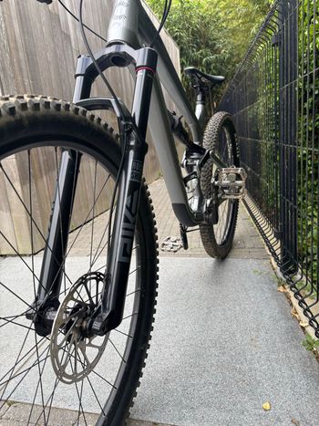 Used Cannondale Habit 3 2024 2024 Mountainbike, Light Gray, 27.5 — image 2 of 5