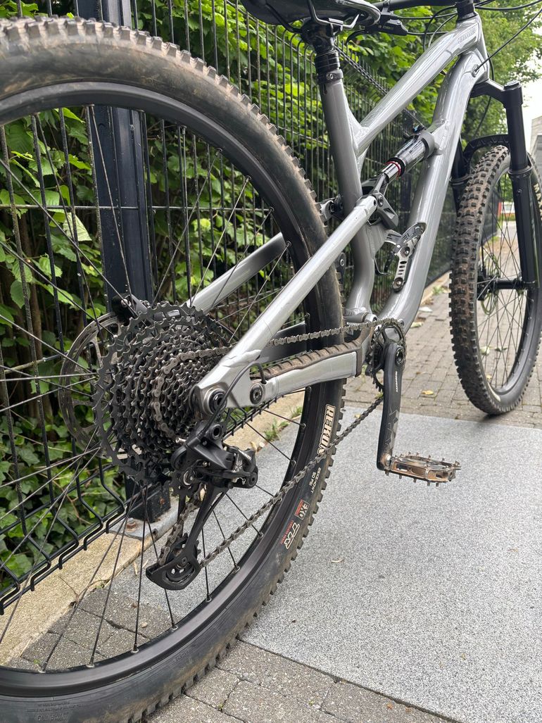 Used Cannondale Habit 3 2024 2024 Mountainbike, Light Gray, 27.5 — image 3 of 5