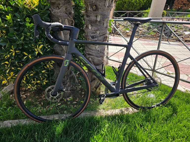 Used Scott Addict RC 30 2024 2024 Road & Gravel, Green — image 5 of 6