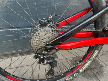 Used Rocky Mountain Thunderbolt 730 MSL 2017 2017 Mountainbike, Red — image 4 of 11