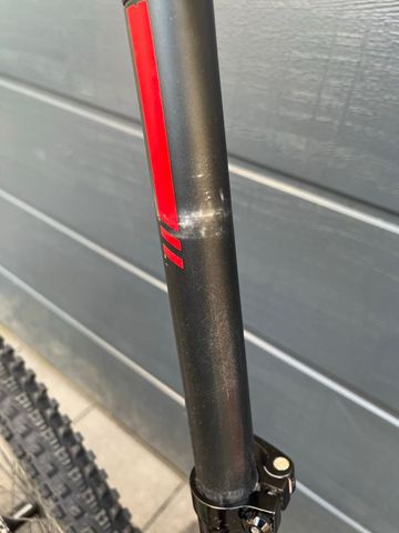 Used Rocky Mountain Thunderbolt 730 MSL 2017 2017 Mountainbike, Red — image 9 of 11
