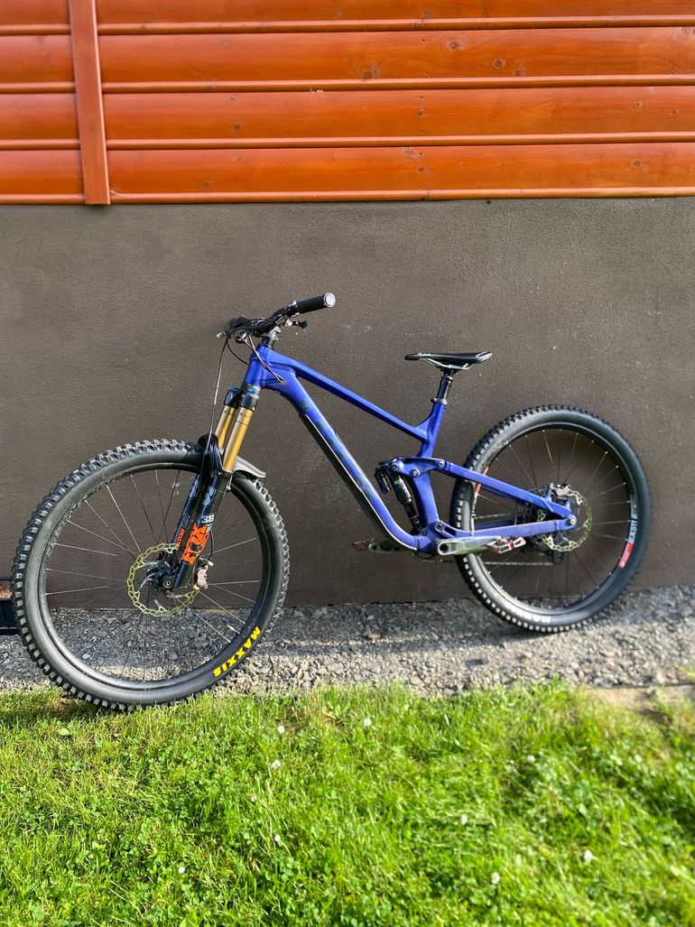 Used Trek Slash 8 Gen 5 2023 2023 Mountainbike, Blue, 29 — image 6 of 10