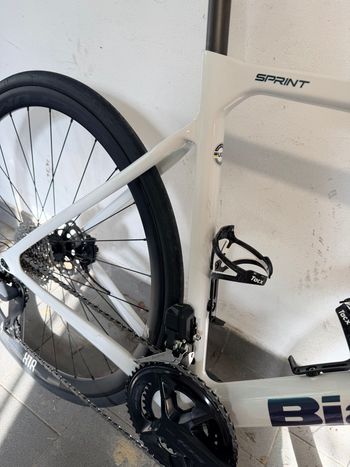 Used Bianchi Sprint 105 Di2 2024 2024 Road & Gravel, White — image 4 of 7