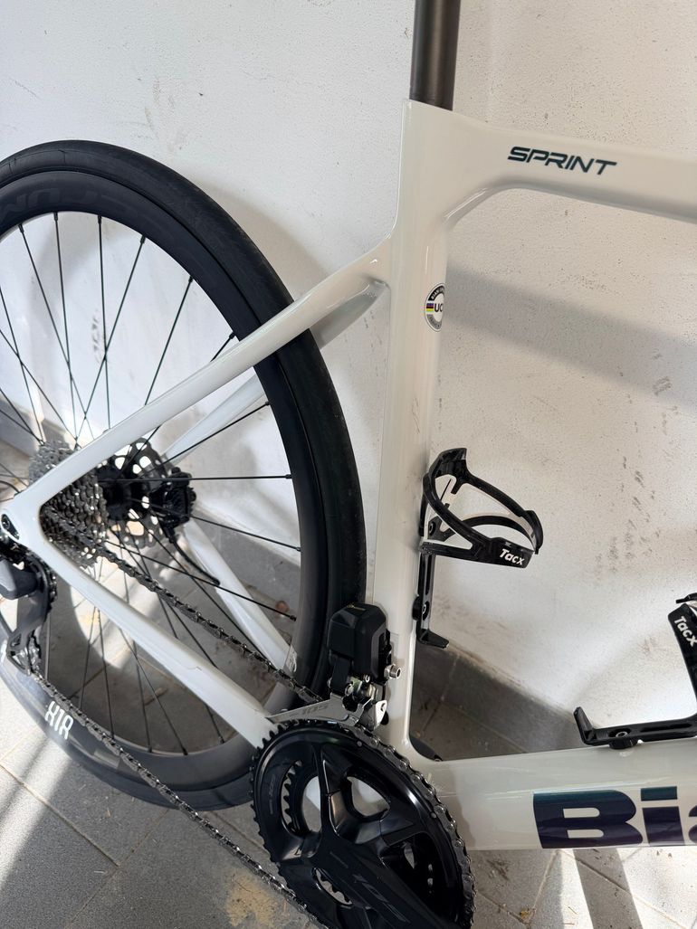 Used Bianchi Sprint 105 Di2 2024 2024 Road & Gravel, White — image 4 of 7