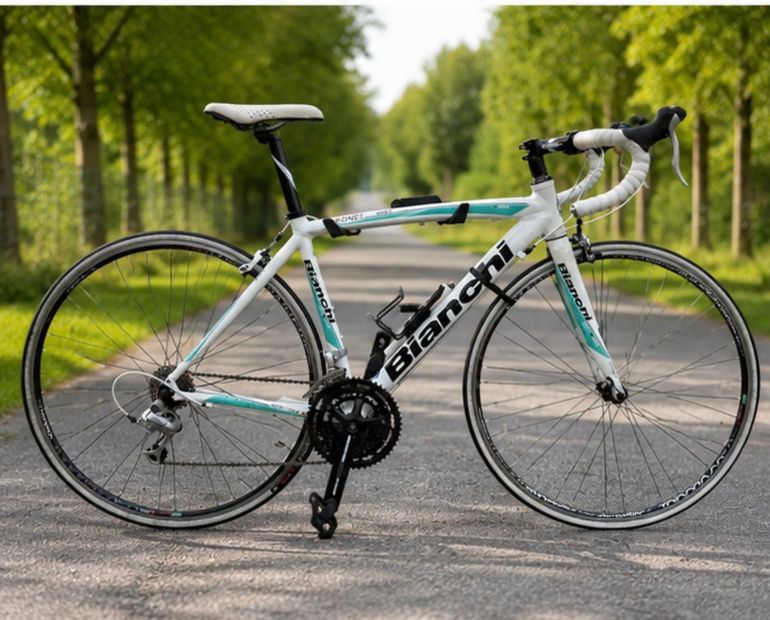 Used Bianchi Bianchi Custom Shimano Sora 2014 Road & Gravel, White — image 1 of 4