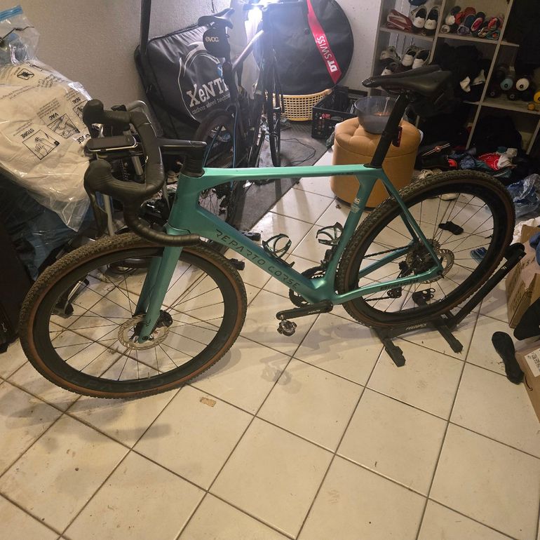 Used Bianchi Impulso RC GRX 825 DI2 2025 2025 Road & Gravel, Green — image 3 of 14