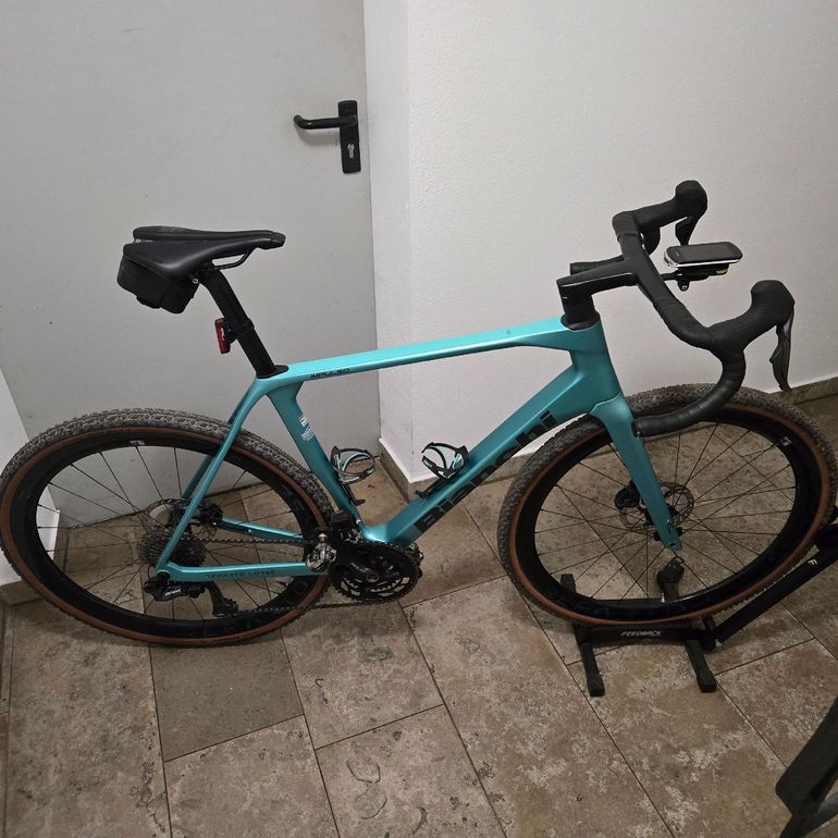 Used Bianchi Impulso RC GRX 825 DI2 2025 2025 Road & Gravel, Green — image 1 of 14