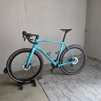 Used Bianchi Impulso RC GRX 825 DI2 2025 2025 Road & Gravel, Green — image 3 of 11