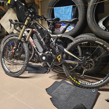 Used Santa Cruz V10 Shimano XTR Di2 2014 Mountainbike, Black — image 2 of 3