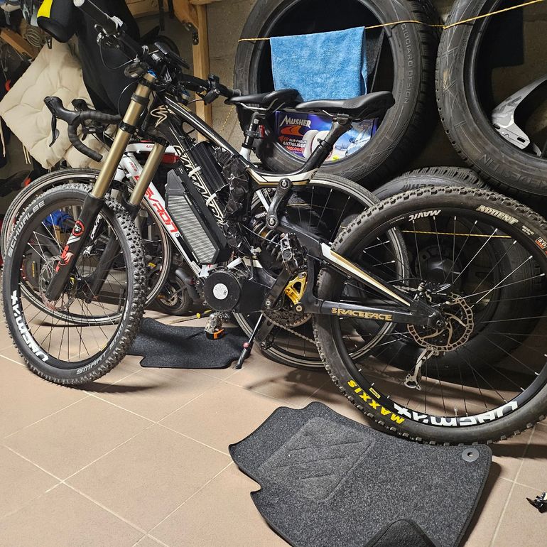 Used Santa Cruz V10 Shimano XTR Di2 2014 Mountainbike, Black — image 2 of 3