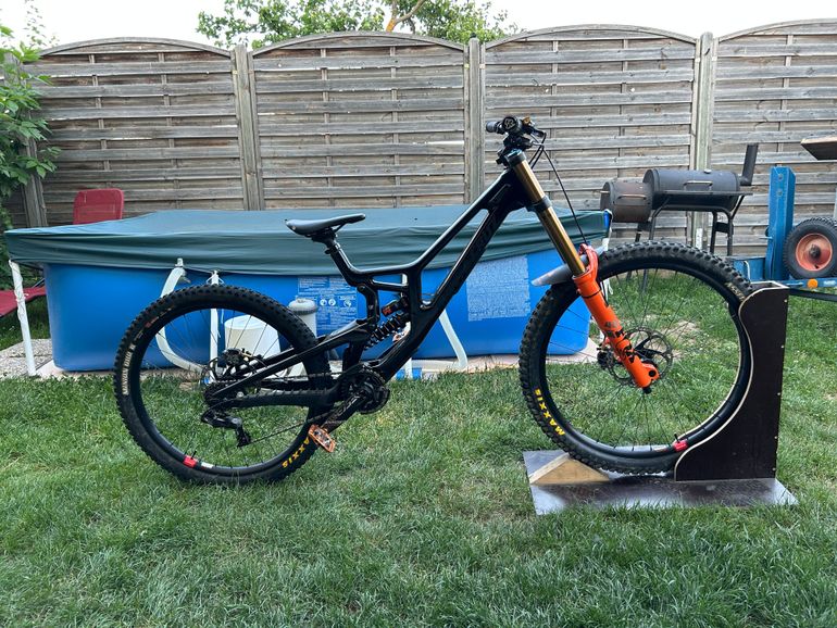 Used Santa Cruz V10 DH X01 / Carbon CC 2024 2024 Mountainbike — image 2 of 12