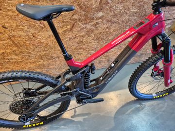 Used Forbidden Dreadnought E T1 2026 Mountainbike, Red — image 3 of 6