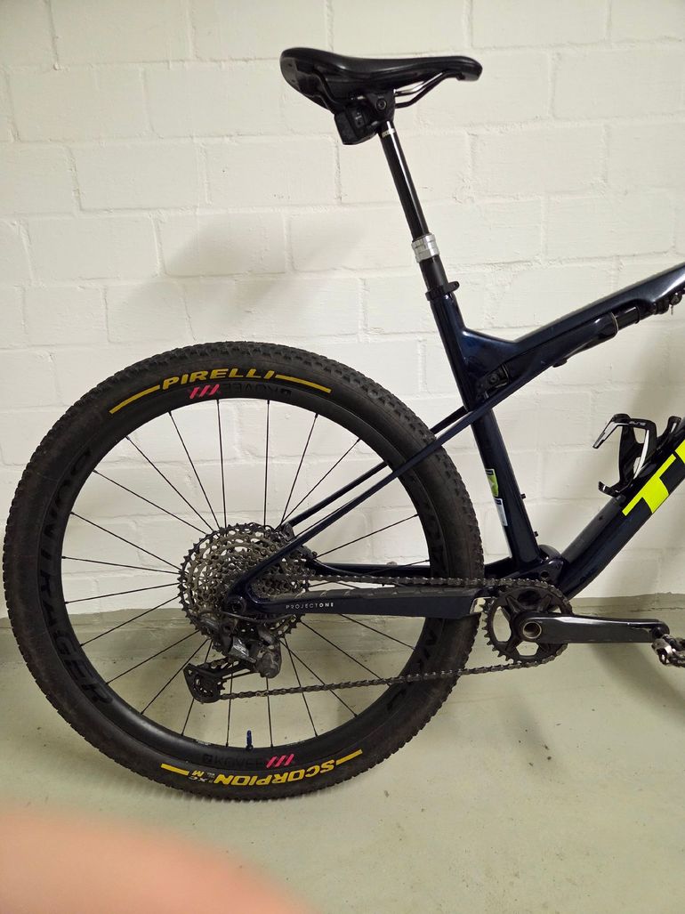 Used Trek Supercaliber 9.8 XT 2022 2022 Mountainbike — image 3 of 11