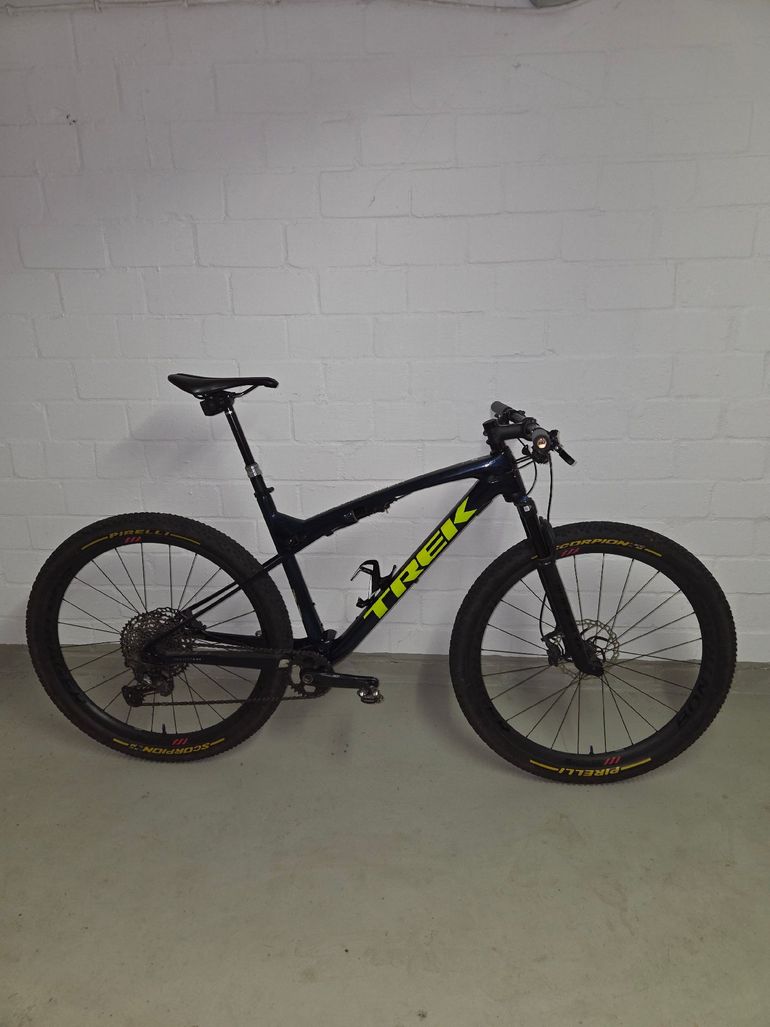 Used Trek Supercaliber 9.8 XT 2022 2022 Mountainbike — image 1 of 11