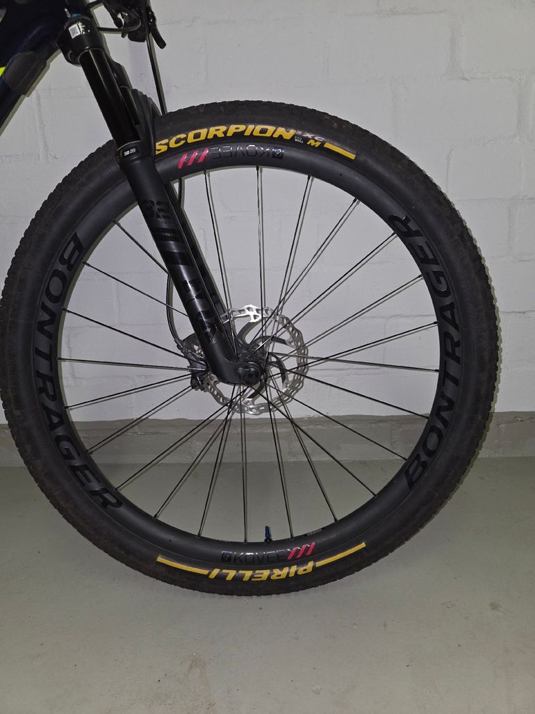 Used Trek Supercaliber 9.8 XT 2022 2022 Mountainbike — image 4 of 11
