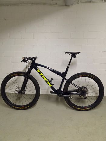 Used Trek Supercaliber 9.8 XT 2022 2022 Mountainbike — image 2 of 11