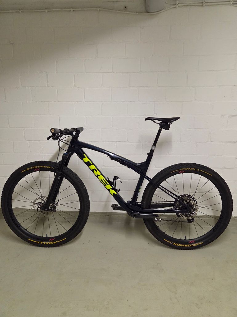 Used Trek Supercaliber 9.8 XT 2022 2022 Mountainbike — image 2 of 11