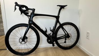 Used Pinarello Dogma F Disc Kaizen Team Bike 2021 2021 Road & Gravel — image 3 of 11