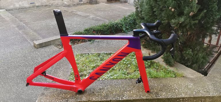 Used Canyon Aeroad CF SLX 7 Disc eTap 2022 Frameset 2022 Road & Gravel, Red — image 2 of 4