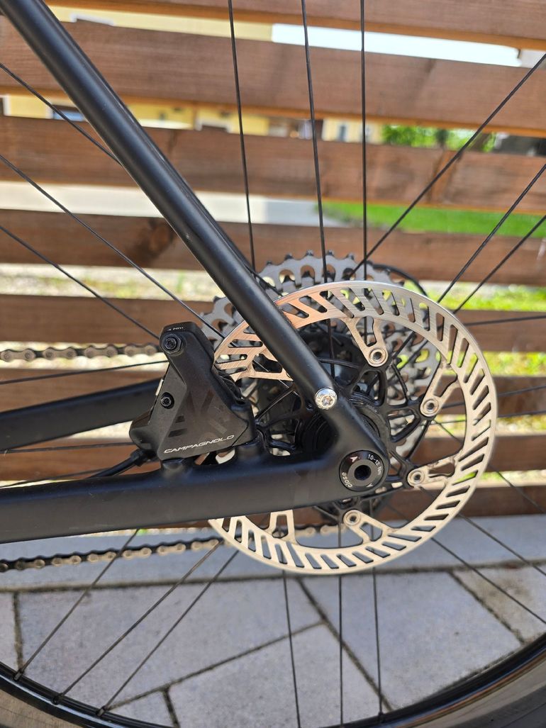 Used Parapera Anemos Carbon Gravelbike Campagnolo Ekar Shamal (UVP ca. 5.150,- €) Parapera Anemos Carbon Gravelbike Campagnolo Ekar Shamal (UVP ca. 5.150,- €) Custom Campagnolo Ekar 2024 Road & Gravel, Black — image 5 of 20