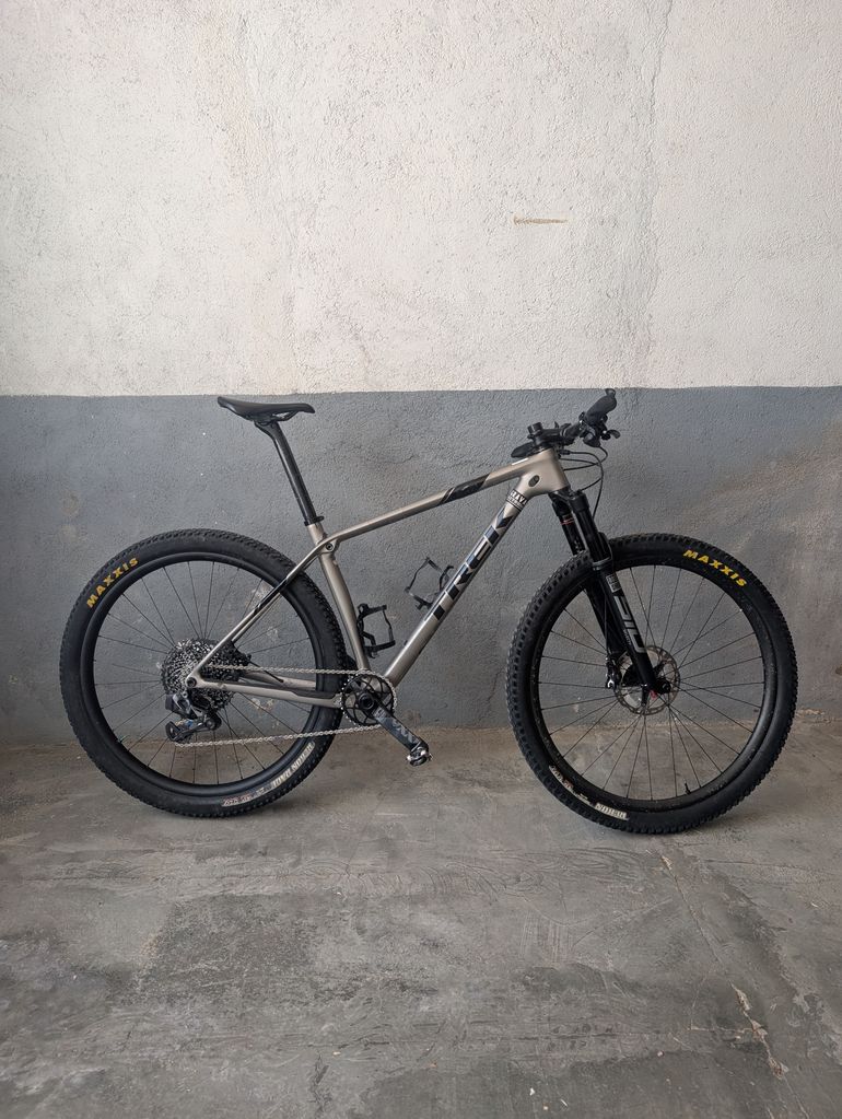 Used Trek Procaliber 9.8 2020 Mountainbike, Hellgrau — image 1 of 10