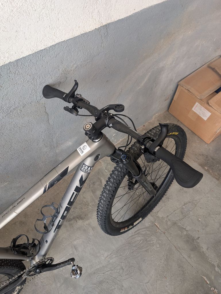 Used Trek Procaliber 9.8 2020 Mountainbike, Hellgrau — image 7 of 10