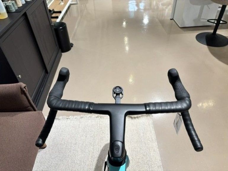 Used Bianchi Impulso RC GRX 825 DI2 2025 2025 Road & Gravel, Green — image 11 of 16