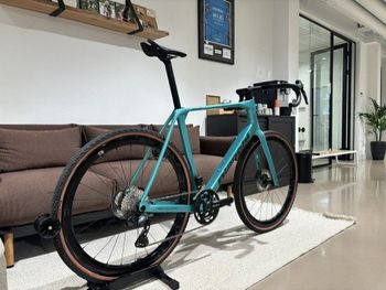 Used Bianchi Impulso RC GRX 825 DI2 2025 2025 Road & Gravel, Green — image 3 of 16