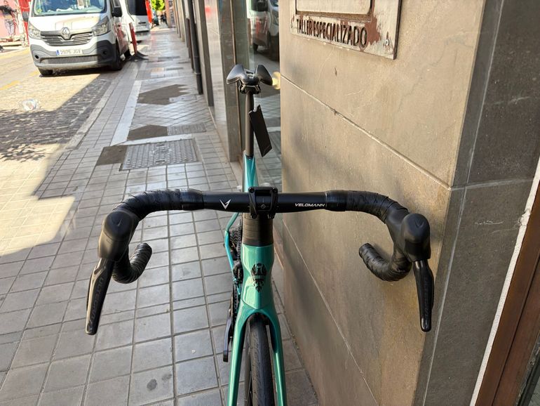 Used Bianchi Oltre Comp 105 Di2 2025 2025 Road & Gravel — image 5 of 6