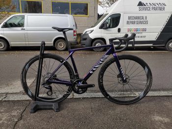 Used Canyon Canyon Ultimate CFR Team Replica 2023/24 2023 Road & Gravel, Purple — image 2 of 13