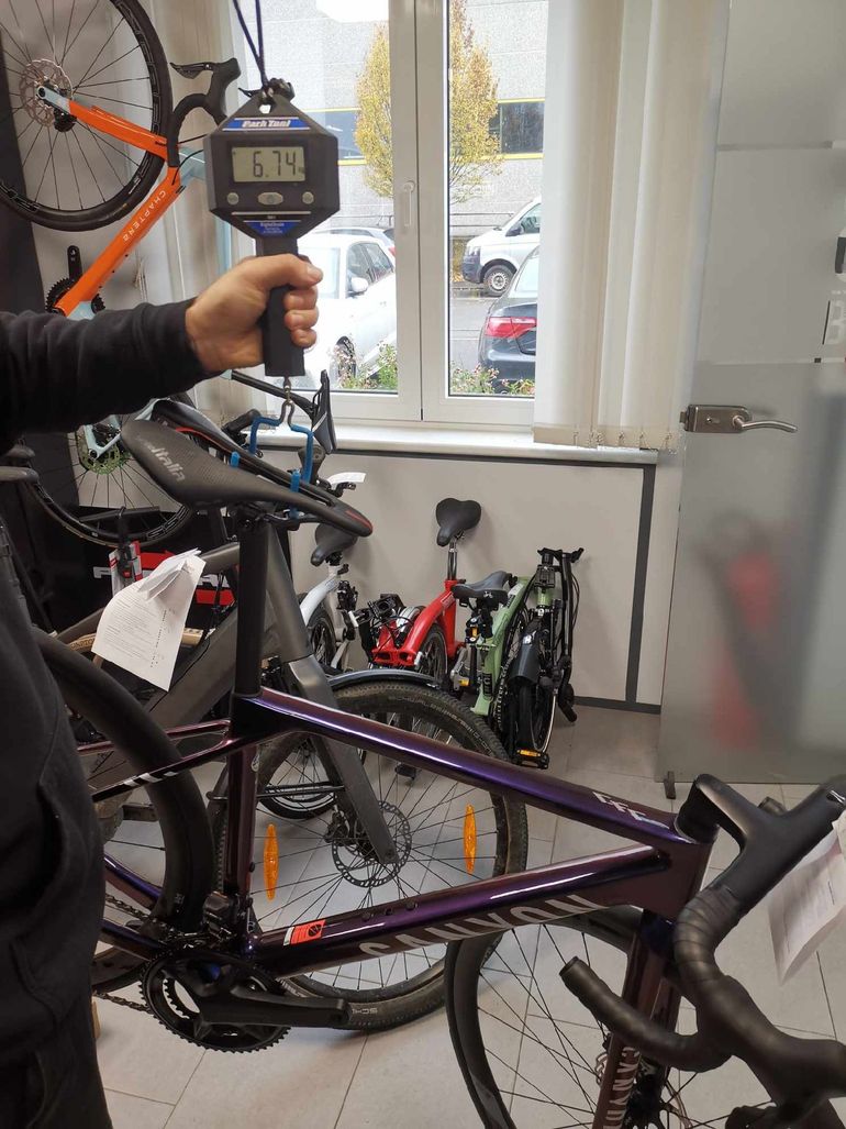 Used Canyon Canyon Ultimate CFR Team Replica 2023/24 2023 Road & Gravel, Purple — image 10 of 13