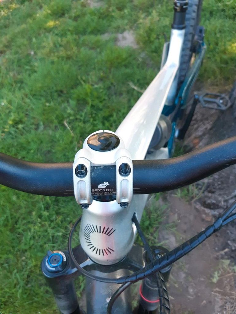 Used Cannondale Jekyll 2 2023 Mountainbike, Light Gray — image 8 of 11