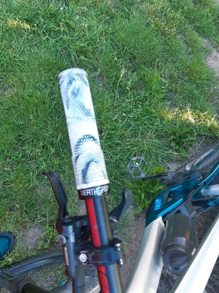 Used Cannondale Jekyll 2 2023 Mountainbike, Light Gray — image 2 of 11