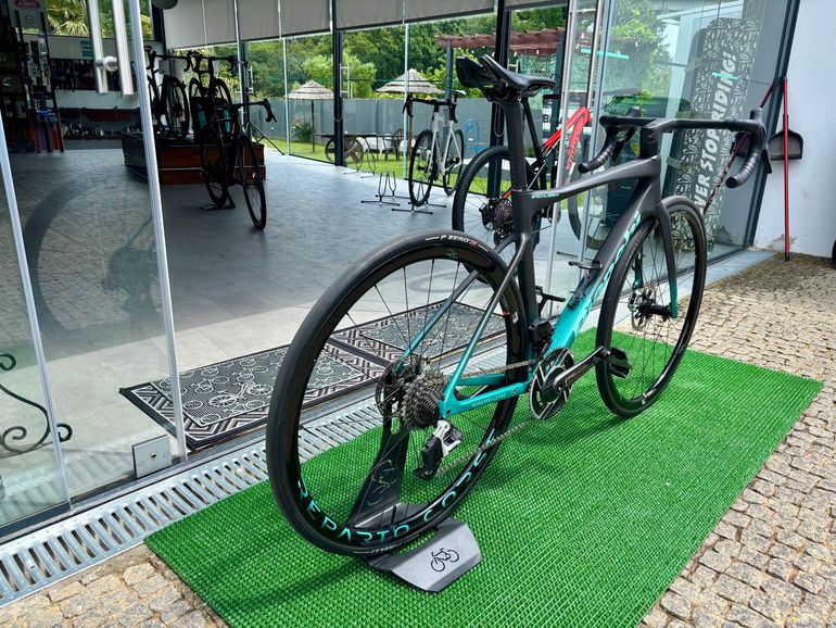 Used Bianchi Specialissima RC Sram Red eTap AXS 2025 2025 Road & Gravel, Black — image 2 of 4