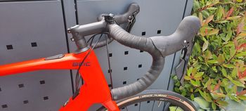 Used BMC Roadmachine AMP THREE 2022 2022 Road & Gravel, Rojo — image 4 of 7