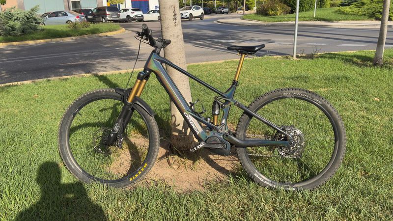 Orbea WILD M-TEAM 2024 2024 Mountainbike usato, Nero — immagine 2 di 8