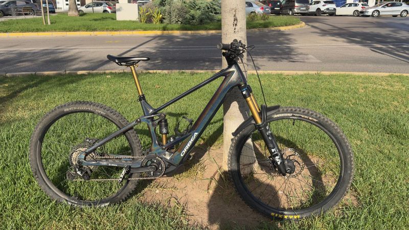 Orbea WILD M-TEAM 2024 2024 Mountainbike usato, Nero — immagine 1 di 8