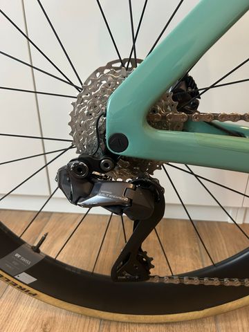 Canyon Aeroad CF SLX 8 Di2 2023 2023 Road & Gravel usato, Verde — immagine 5 di 15